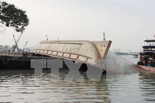 Lật tàu thủy chở đá khiến 1 người chết và 1 người mất tích