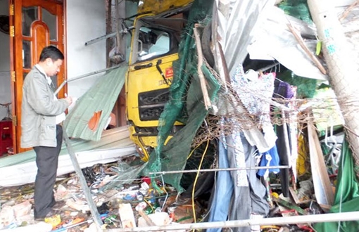 Xe đầu kéo đâm sập quán nước, 2 mẹ con chết thảm