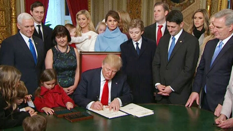 Những sắc lệnh được ký trong ngày làm việc đầu tiên của tân Tổng thống Mỹ