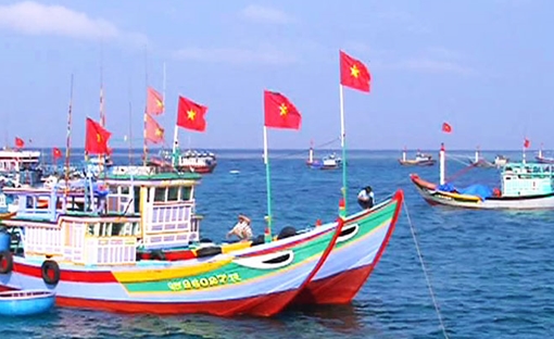 Ngư dân hát vang Quốc ca trước giờ nhổ neo thẳng tiến ra ngư trường