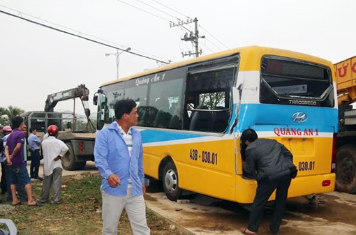 Bị xe tải đâm, xe buýt lao qua thành cầu rơi xuống kênh