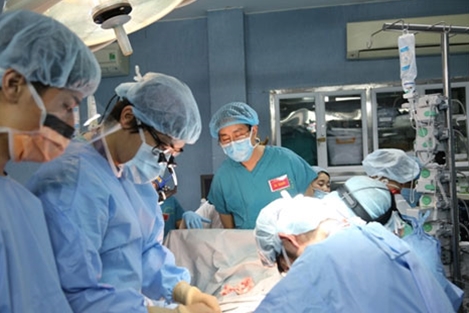 Thủ tướng khen tập thể giáo sư, bác sỹ thực hiện thành công ca ghép phổi đầu tiên