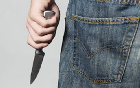 Níu giữ tình cảm không thành, đâm bạn gái rồi tự sát