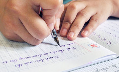 Con trai lớn tập viết