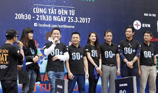 Giới trẻ đội mưa ra quân Giờ trái đất 2017