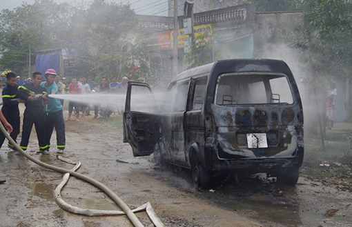 Đang dừng bên lề đường, ôtô 9 chỗ cháy bí ẩn