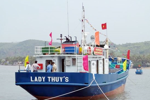 Điều tàu SAR 27-01 ra khơi cứu hộ tàu đánh cá vỏ thép trôi dạt trên biển