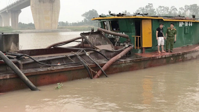 Thuyền trưởng không bằng lái trộm cát trên sông Kinh Thầy