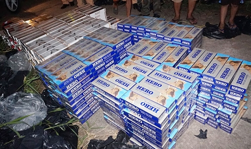 Buôn lậu vứt hơn 10 ngàn bao thuốc lá cùng ô tô bỏ chạy lấy người