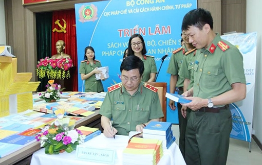 Triển lãm “Sách với cán bộ, chiến sỹ Pháp chế CAND”