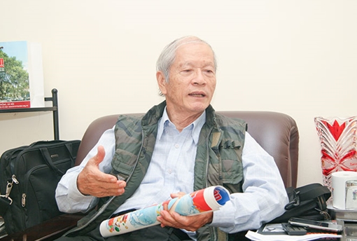 Chụp ảnh cùng phóng viên chiến trường Đoàn Công Tính