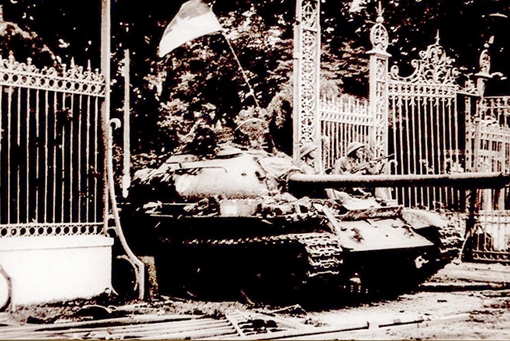 Hai chiếc xe tăng húc đổ cổng Dinh Độc Lập: Hãy cùng xem hình ảnh ấn tượng về hai chiếc xe tăng huyền thoại húc đổ cổng của Dinh Độc Lập trong trận chiến ngày 30/4/