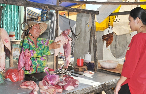 Bán mớ, 4kg thịt heo chợ quê chỉ có giá… 100.000 đồng