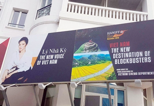 Pano in ảnh Lý Nhã Kỳ tại Liên hoan phim Cannes gây tranh cãi