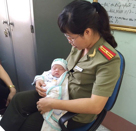 Những “bảo mẫu” mang sắc phục Công an ở vùng biên