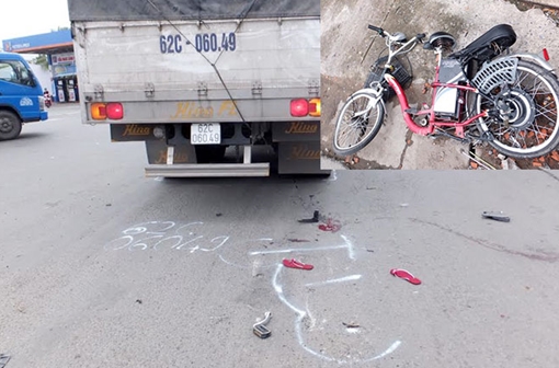 Xe ôtô tải cán dập 2 chân thiếu nữ đi xe đạp điện