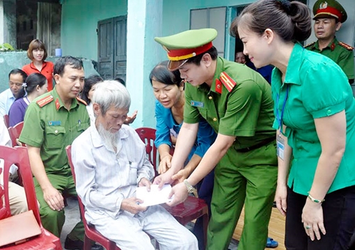 Công an Cẩm Phả bàn giao nhà cho gia đình chính sách