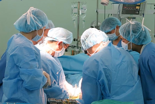 Mẹ hiến 60% gan cứu con thoát khỏi “cửa tử”