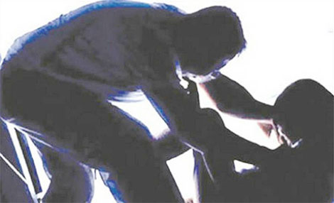 Cha đồi bại “kiểm tra trinh tiết” con gái