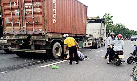 Hung thần container đâm một phụ nữ tử vong