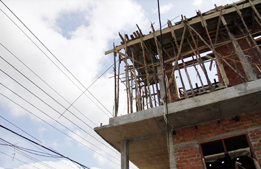 Bị điện giật rơi từ độ cao hơn 10m, một người nguy kịch