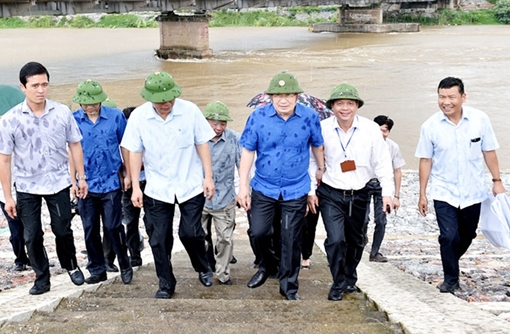 Phó Thủ tướng Trịnh Đình Dũng họp khẩn, thị sát việc xả lũ