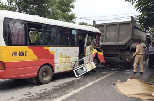 Xe tải đầu kéo va chạm xe buýt, 1 người tử vong tại chỗ