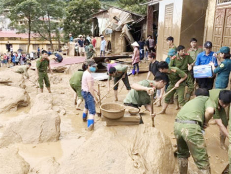 100% quân số ứng trực giúp dân chống lũ 