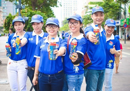 Hàng ngàn người “phủ xanh” phố đi bộ cổ vũ Đoàn Thể thao Việt Nam