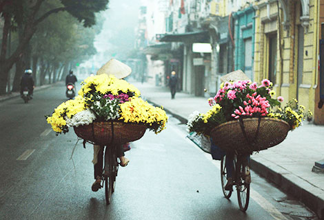 Những người phụ nữ bán hàng rong đạp xe qua phố