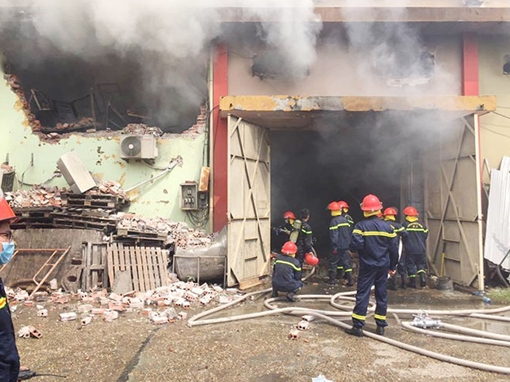 Hà Nội: Cháy dữ dội kho hàng ở cảng Bạch Đằng