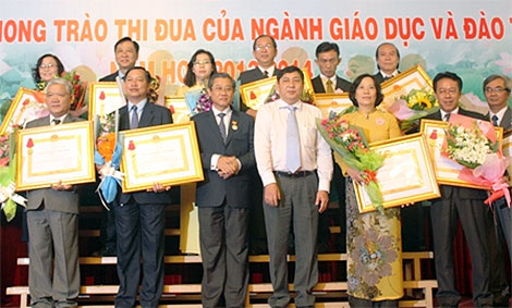 Thăm dò dư luận đối với các ứng viên đề nghị xét tặng danh hiệu Nhà giáo nhân dân