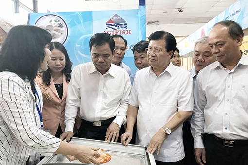 Phó Thủ tướng thưởng thức cá tra, khuyến khích doanh nghiệp