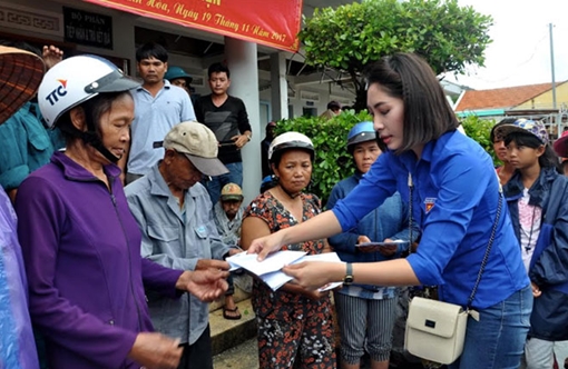 Báo CAND và Hoa hậu Đặng Thu Thảo tặng quà người dân vùng bão lũ Phú Yên, Khánh Hòa