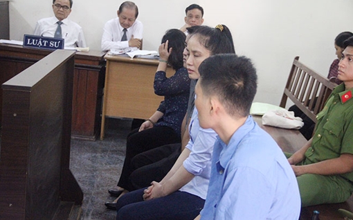 Cán bộ hải quan tiếp tay buôn lậu lãnh án