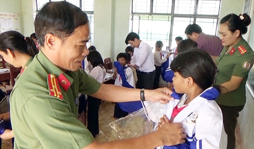 Nhiều phần quà đến với các trường vùng cao bị mưa lũ