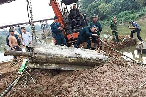 Trục vớt thành công tên lửa của Mỹ trên sông Tích