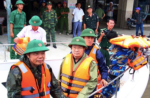 Phó Thủ tướng Trịnh Đình Dũng kiểm tra công tác phòng, chống cơn bão 16 tại Cà Mau