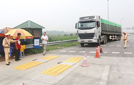 Phải 12 lần làm biên bản và ra quyết định mới phạt được một xe quá tải đường bộ