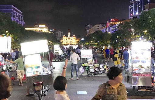 Phố đi bộ “biến” thành chợ bán hàng rong