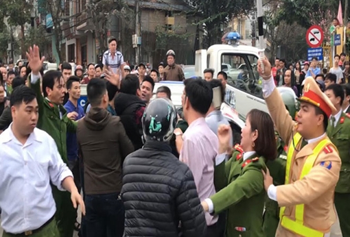 Thưởng nóng vụ bắt giữ đối tượng ngáo đá uy hiếp con tin