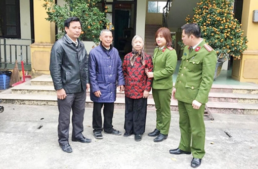 Công an TP Phủ Lý đưa cụ bà 77 tuổi đi lạc trở về nhà