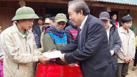 Phó Thủ tướng Thường trực Trương Hòa Bình trao quà Tết ở huyện Đà Bắc