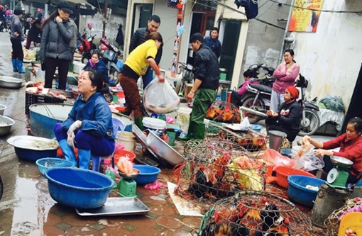 Giá hoa tươi và thực phẩm ngày 29 Tết tăng nhẹ