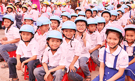 Phát 100 mũ bảo hiểm hưởng ứng chiến dịch an toàn giao thông