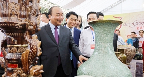 Thủ tướng Nguyễn Xuân Phúc tham quan làng gốm sứ Bát Tràng