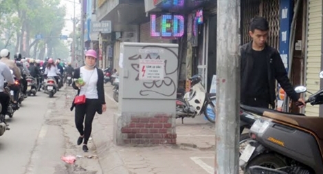 Quy định để xe máy trên vỉa hè còn nhiều bất cập