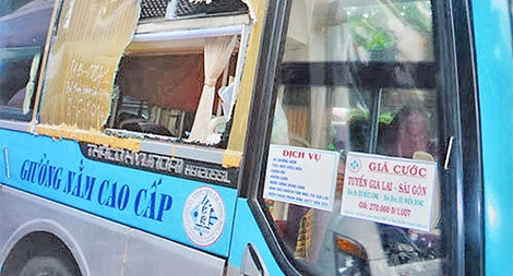 Xe khách bị ném đá trên cao tốc, nhiều người nhập viện