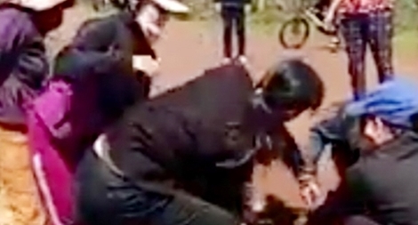 Nghi chồng cặp bồ, lột quần áo, đánh ghen, quay clip "tình địch"