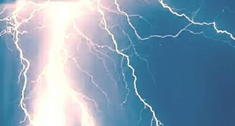 Sét đánh 2 thanh niên khi đang dùng điện thoại chơi game